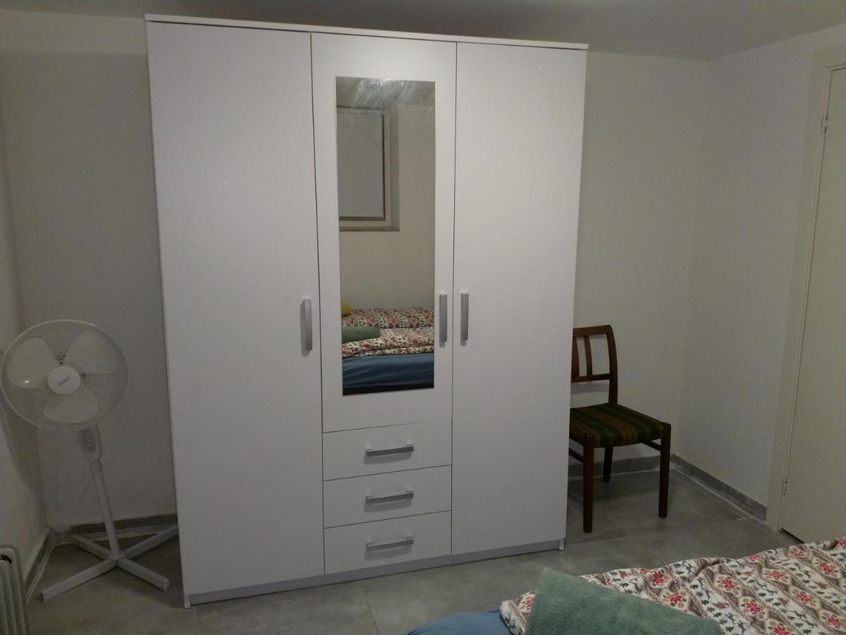 Renovated Semi- Basement 2 Bedrooms Furnished Apartment - Close To Everything In Мосс Екстер'єр фото