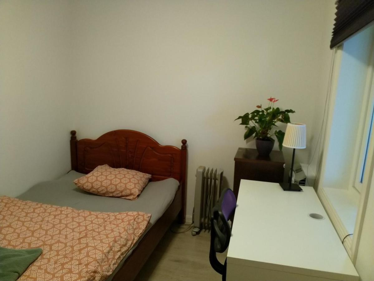 Renovated Semi- Basement 2 Bedrooms Furnished Apartment - Close To Everything In Мосс Екстер'єр фото