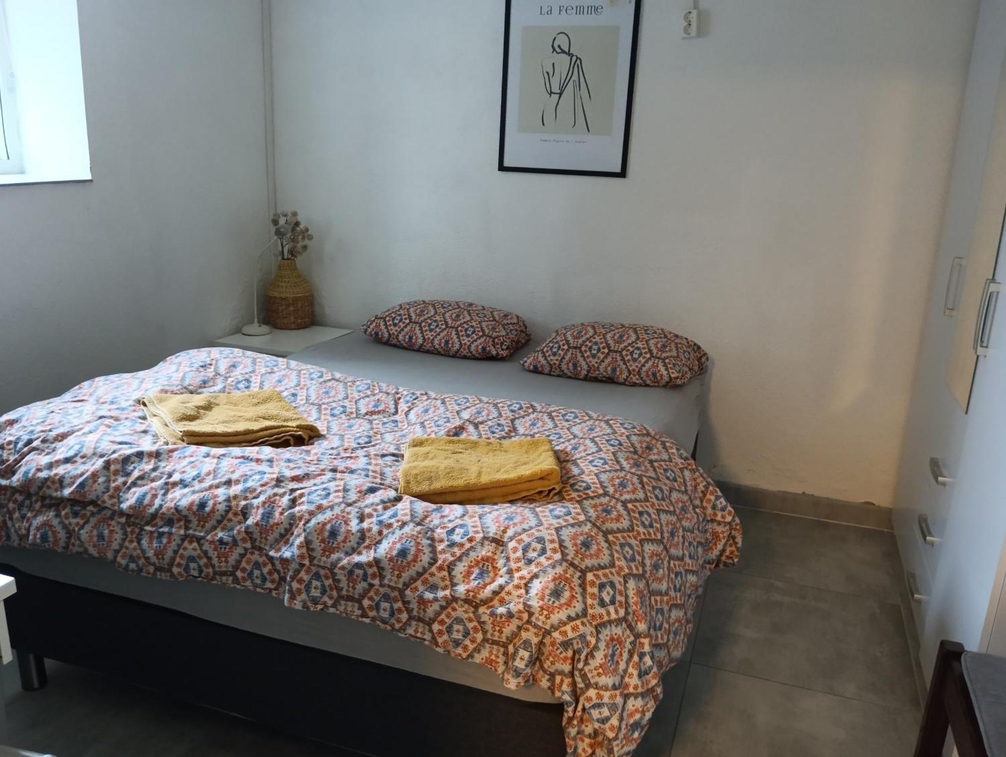 Renovated Semi- Basement 2 Bedrooms Furnished Apartment - Close To Everything In Мосс Екстер'єр фото